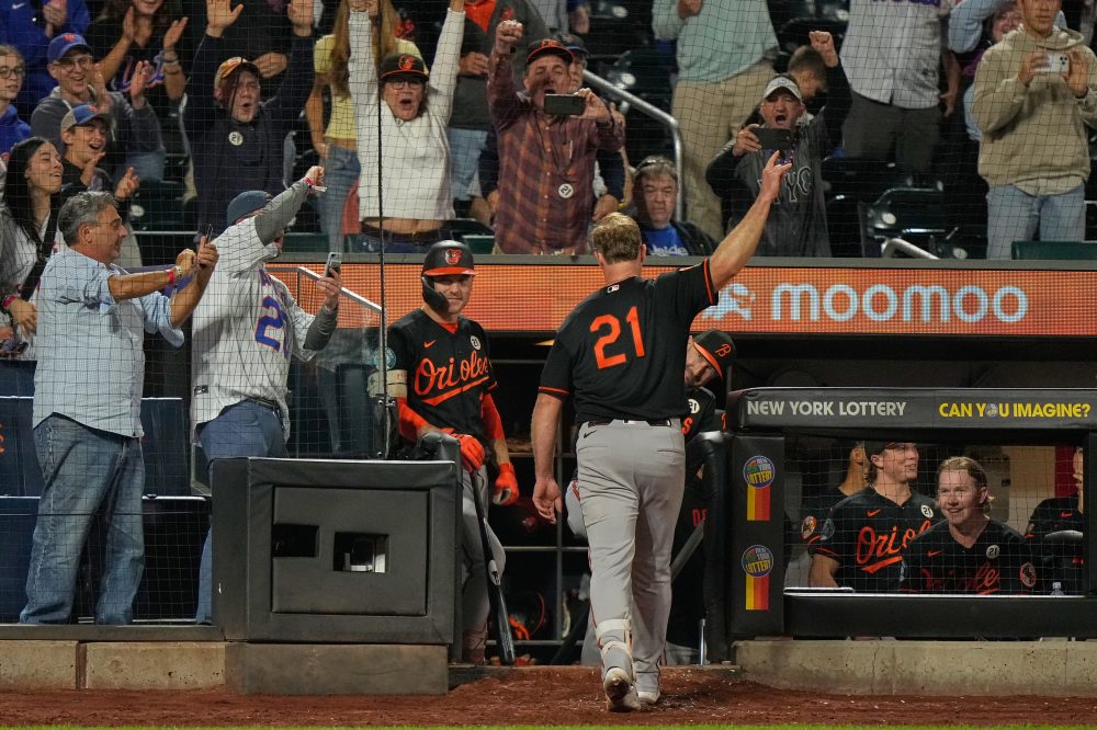 Pete Alonso hits 300th homer to tie game in 9th against Mets and gets rare curtain call on road