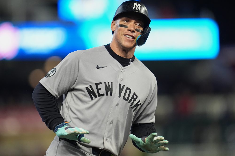 Yankees pull Aaron Judge for a pinch-hitter in the 6th against Twins because of lower leg tightness