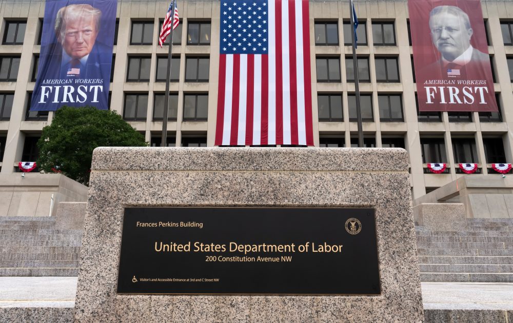 Claims for unemployment benefits drop to 196,000, lowest since mid-July as layoffs remain low