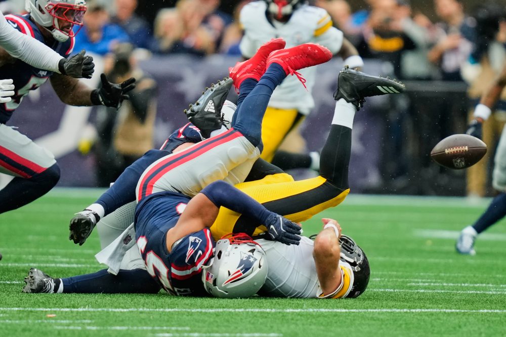 TreVeyon Henderson runs for a TD and the Patriots pummel Aaron Rodgers in a 20-3 win over Steelers