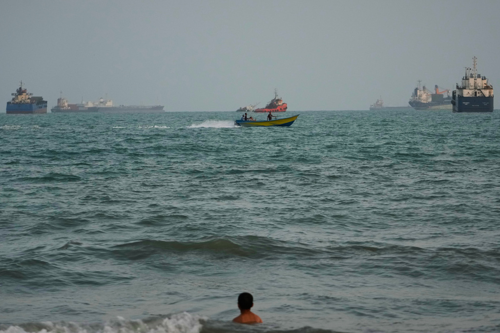 US strikes 3 Iranian oil tankers after saying warships were targeted with ballistic missiles